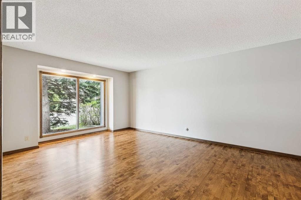 124 Edgehill Close NW — photo 5