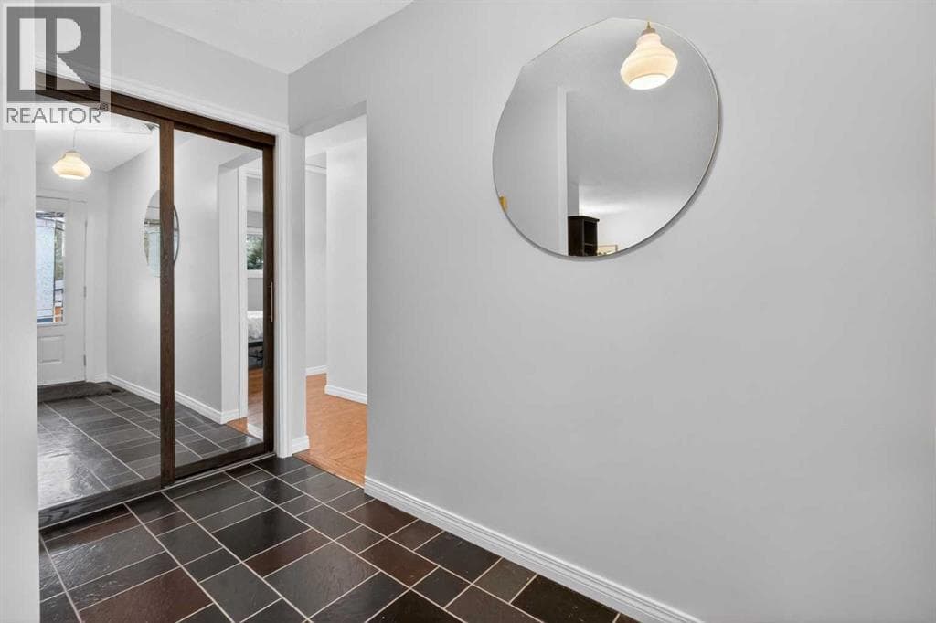 203 Southampton Drive SW — photo 3