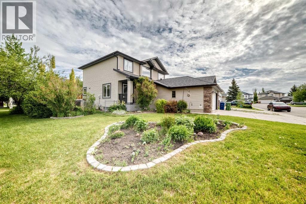 167 Fairways Close NW — photo 2