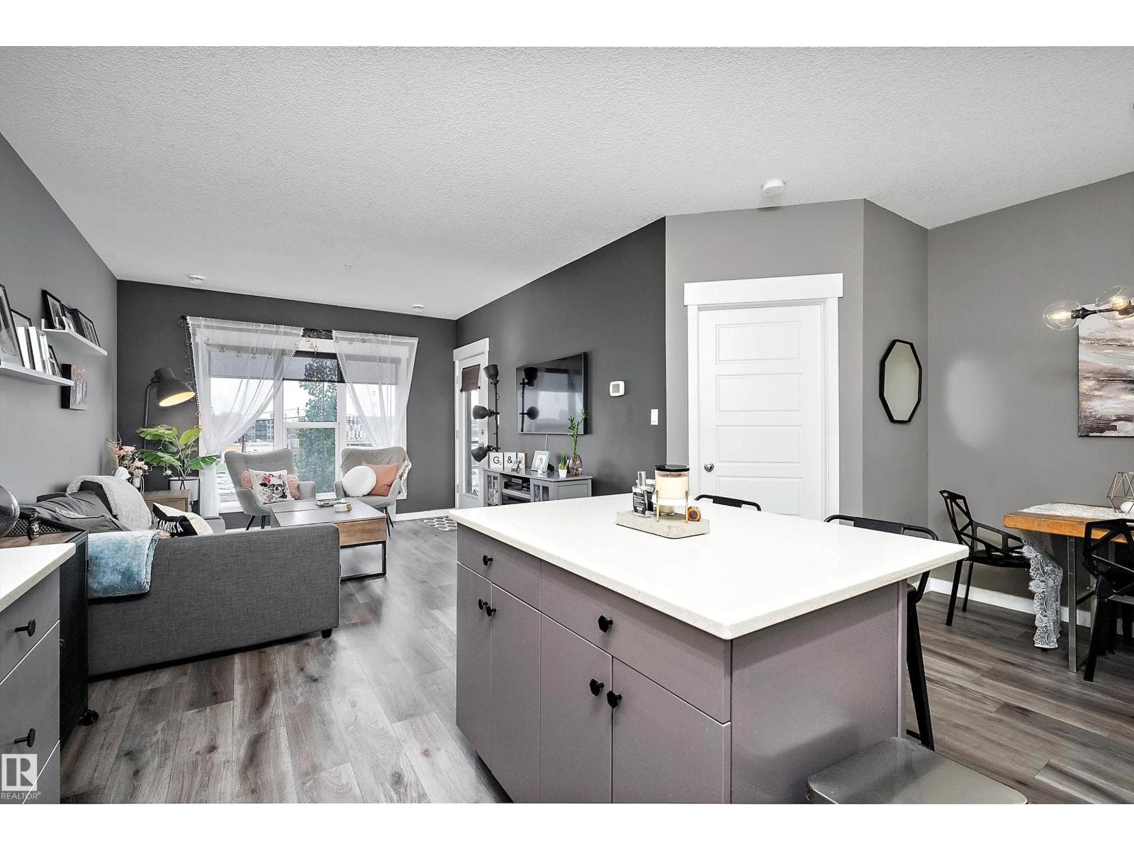 #406 10518 113 ST NW