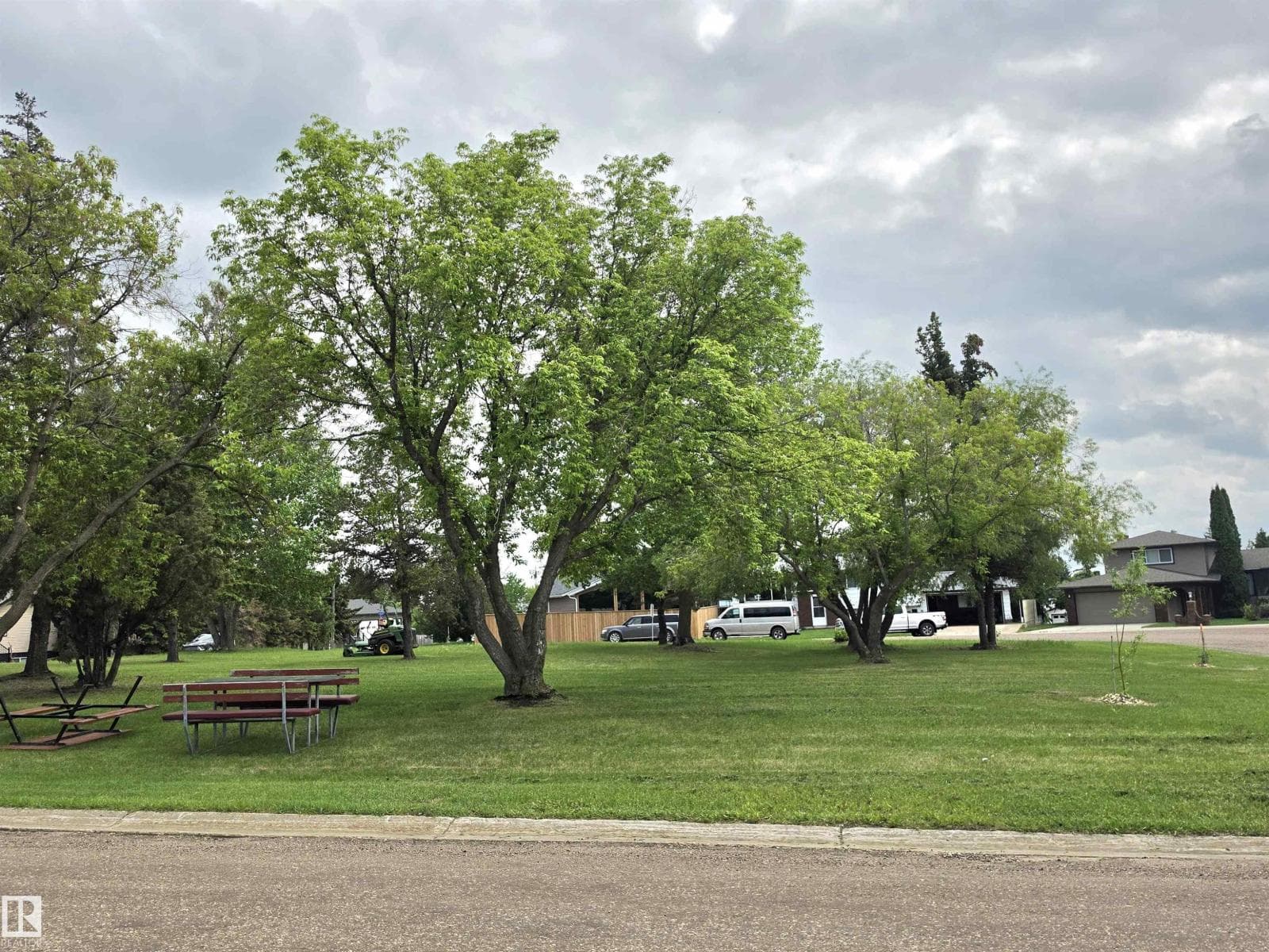 4606 54 AV — photo 2