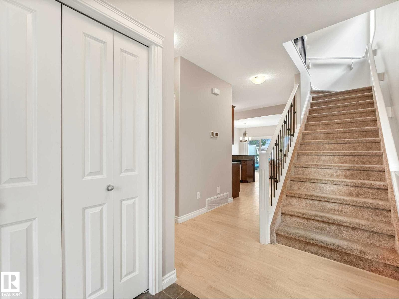 16124 10 AV SW — photo 2