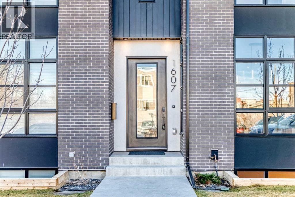 1607 37 Avenue SW — photo 3