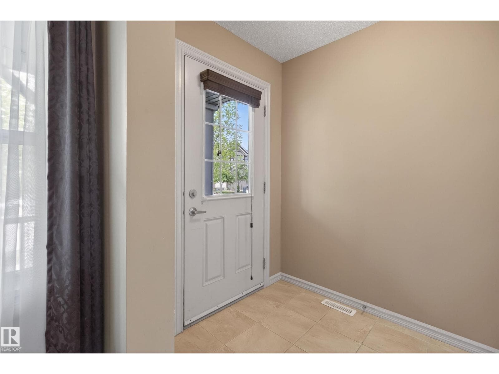 5636 18 AV SW — photo 2