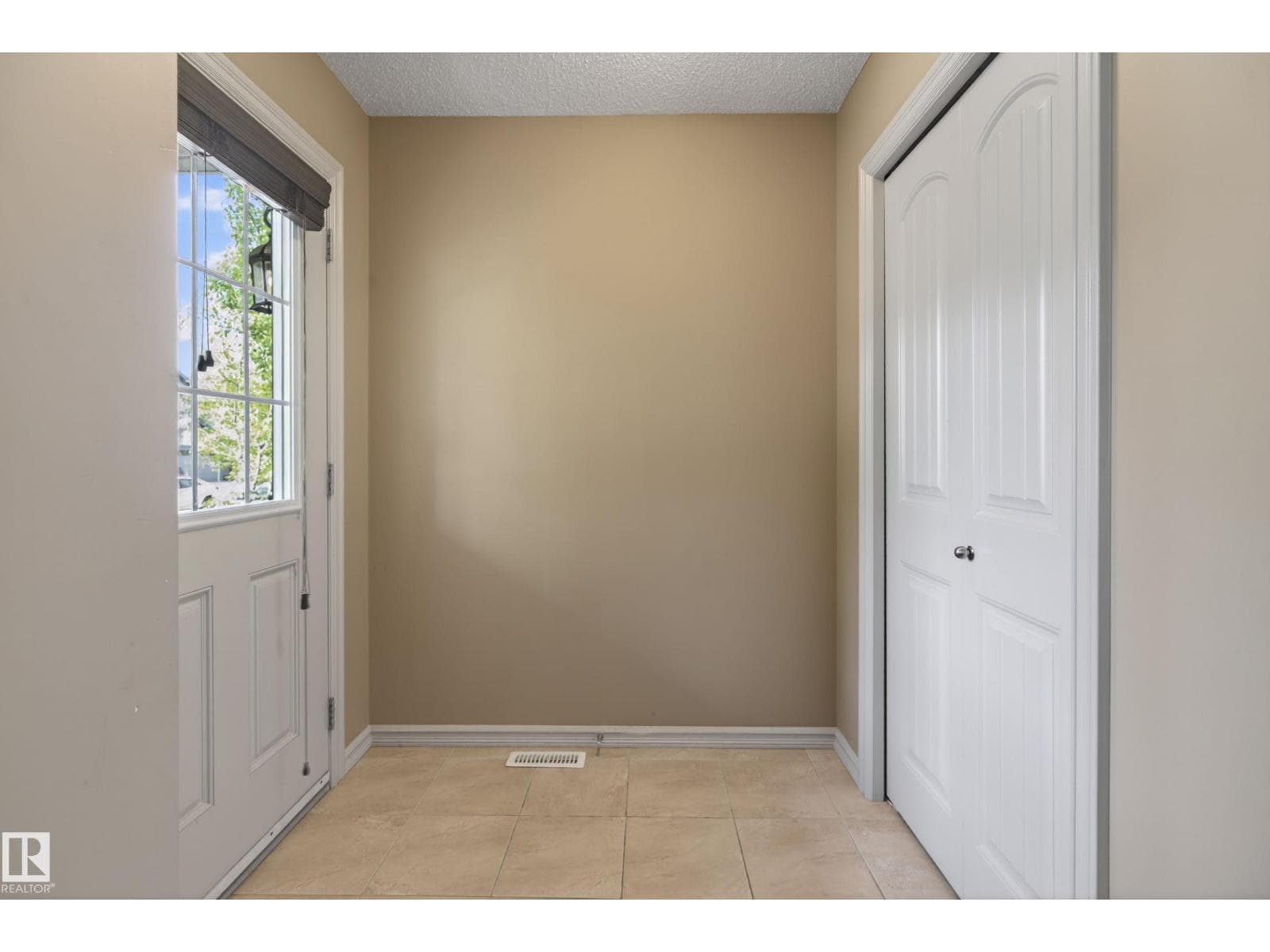 5636 18 AV SW — photo 3