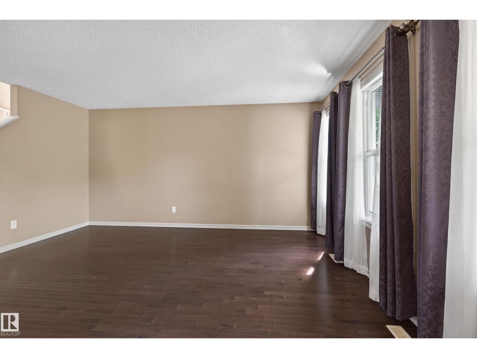 5636 18 AV SW — photo 4