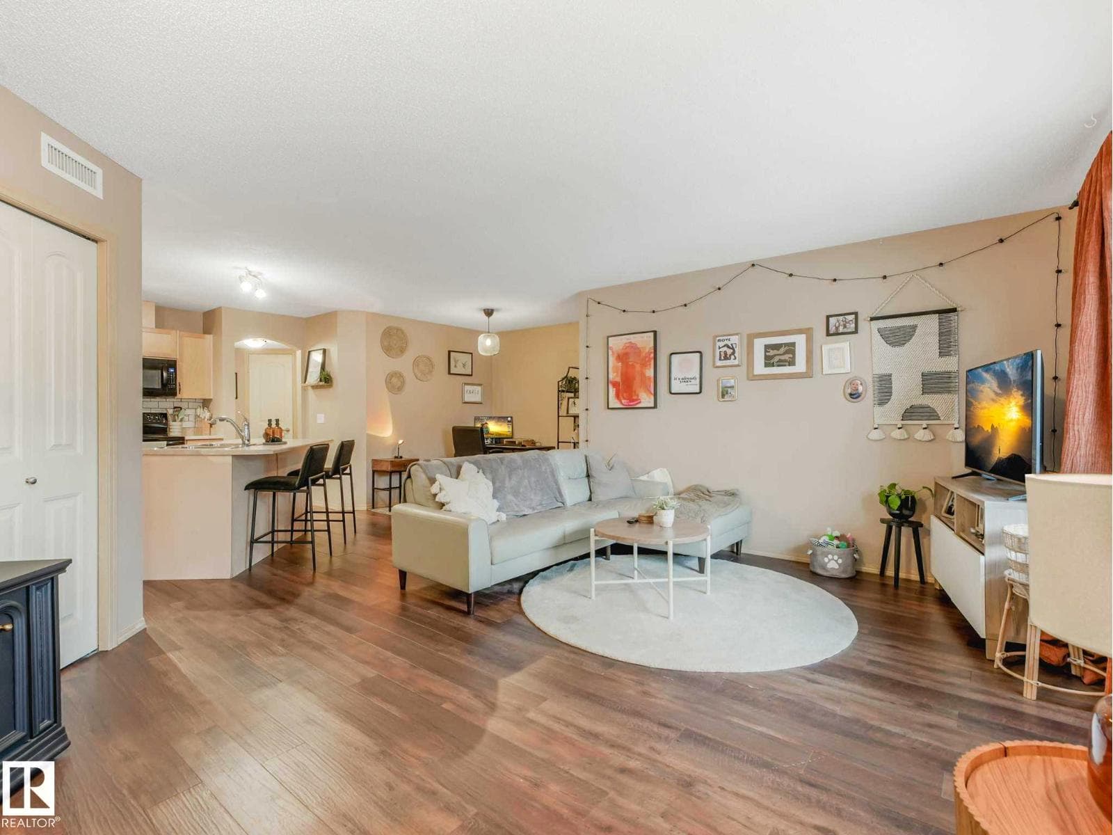 #93 604 62 ST SW — photo 4