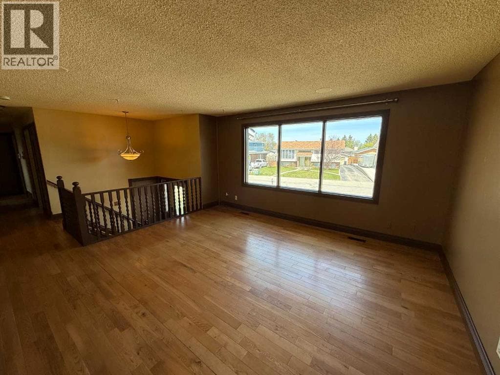 202 Maligne Drive — photo 2