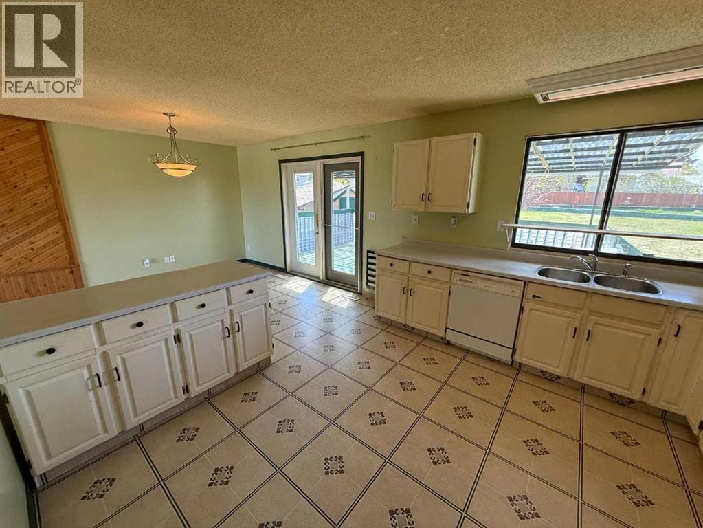 202 Maligne Drive — photo 4