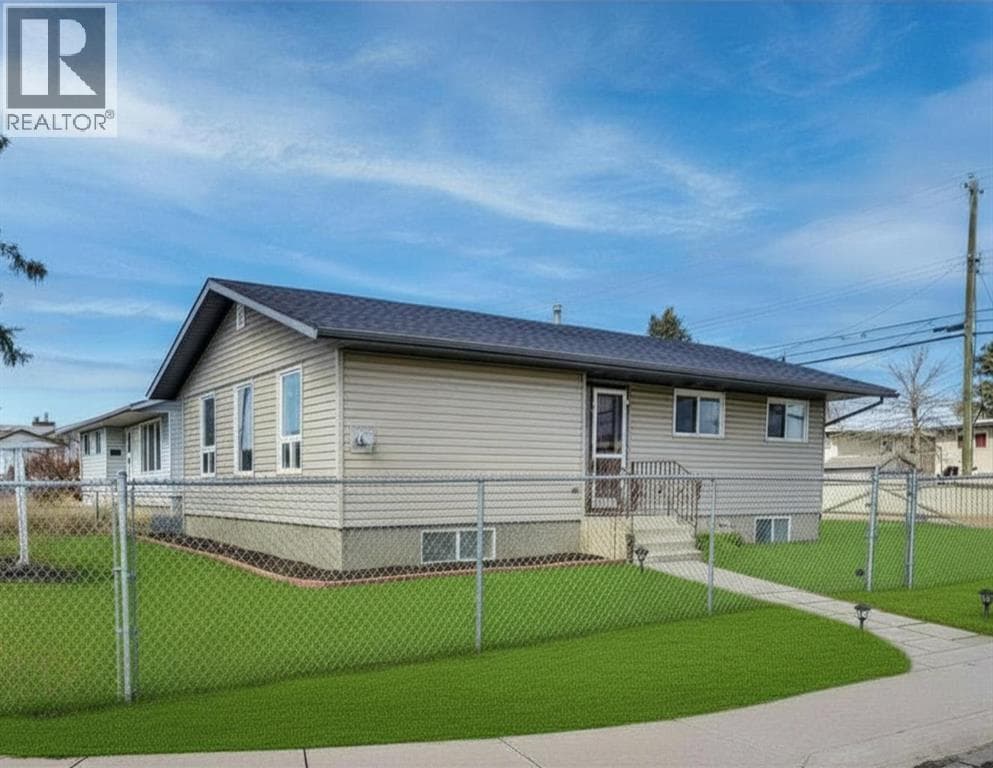 1004 Penrith Crescent SE