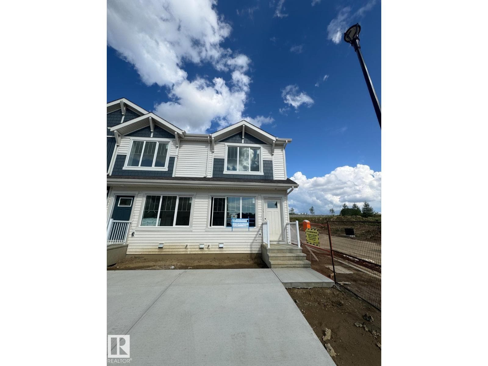 3 18640 18 AV NW