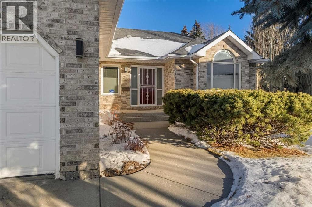 22 Varsity Estates Close NW — photo 3
