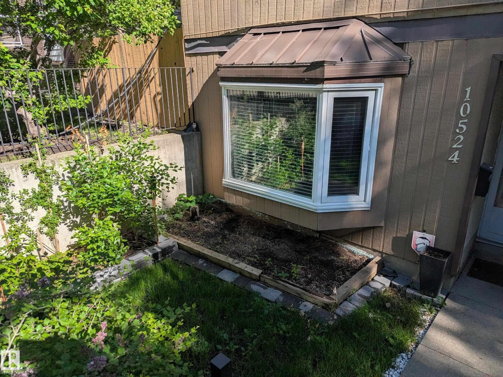 10524 84 AV NW — photo 2