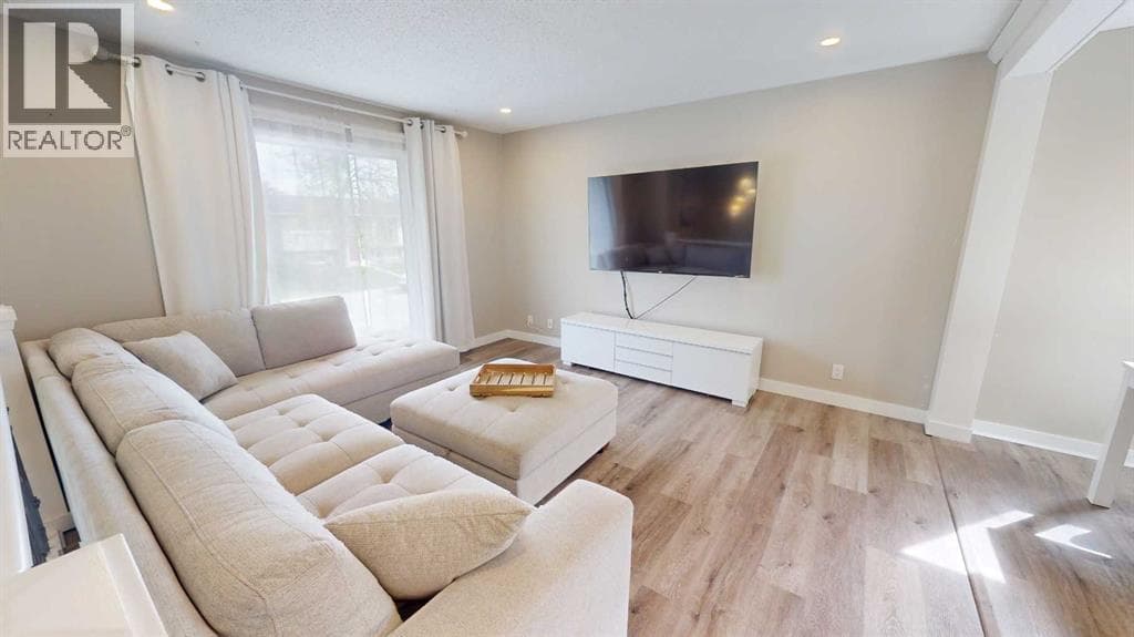 117 Midcrest Crescent SE — photo 3