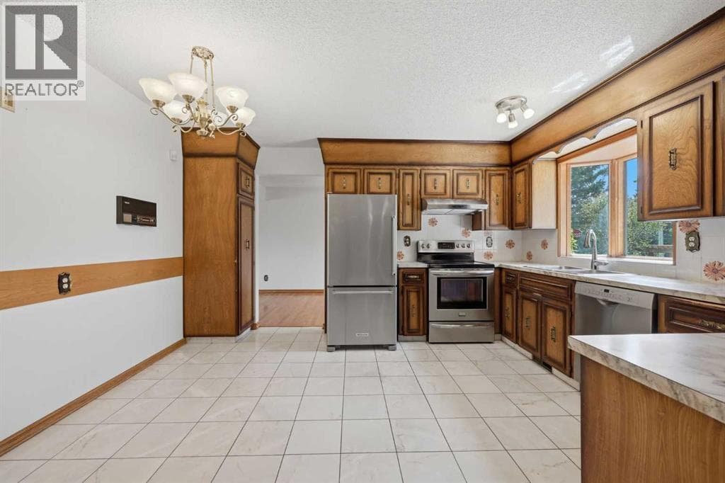 480 Berkley Crescent NW photo 7