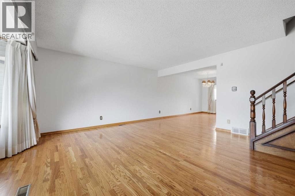 480 Berkley Crescent NW photo 3