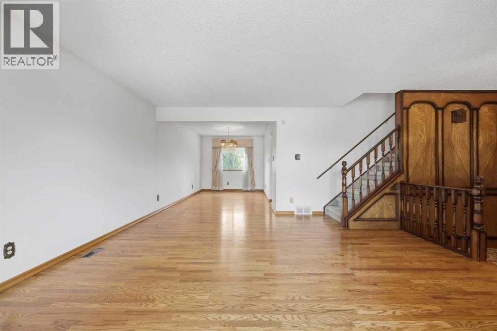 480 Berkley Crescent NW photo 4