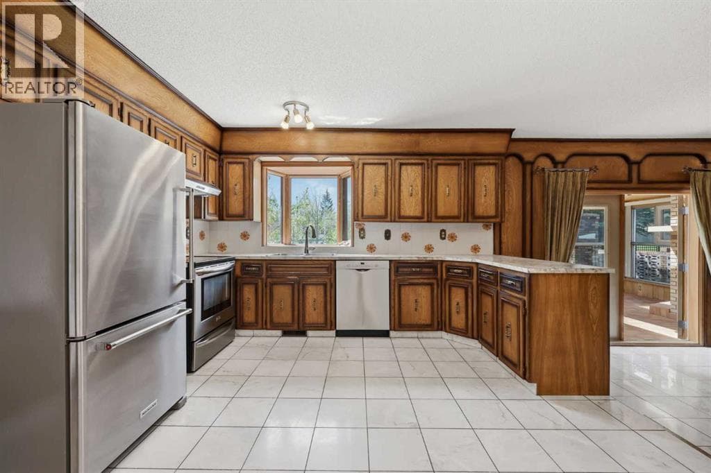480 Berkley Crescent NW photo 8