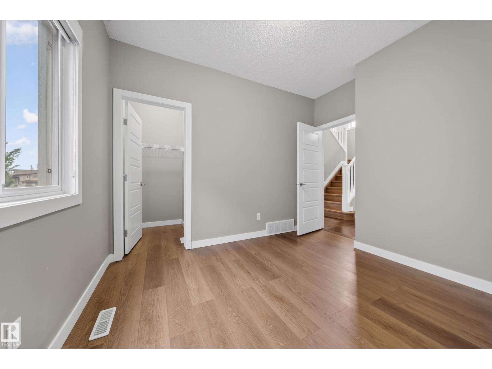 3639 15A ST NW — photo 4