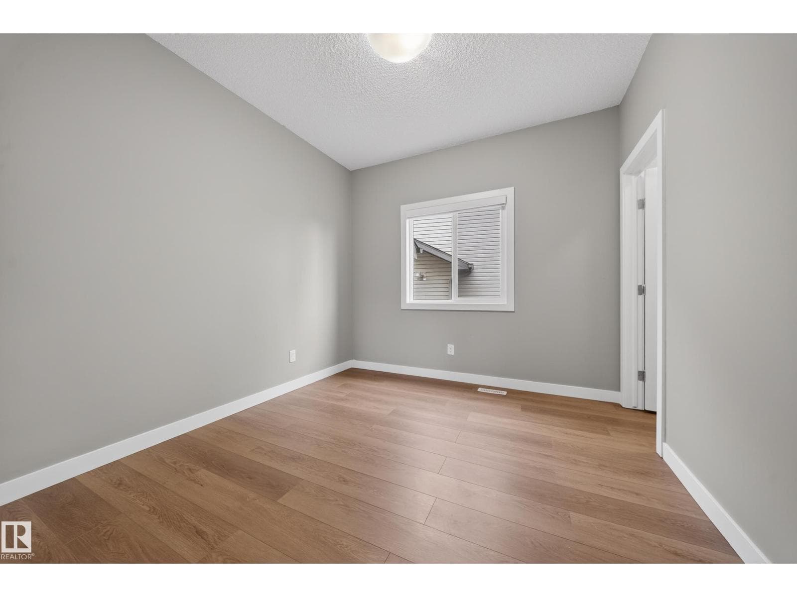 3639 15A ST NW — photo 5