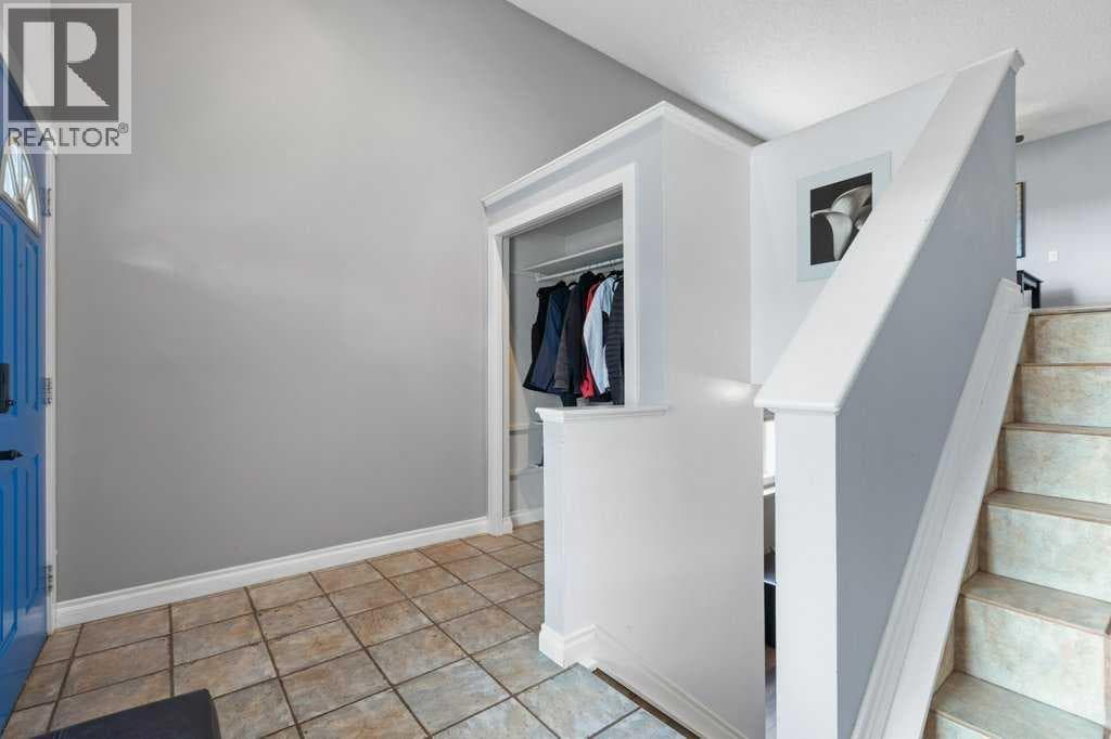 202 Willowbrook Close NW — photo 5
