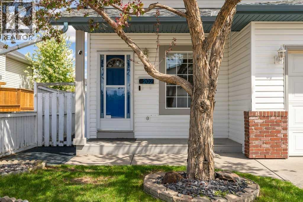 202 Willowbrook Close NW — photo 3
