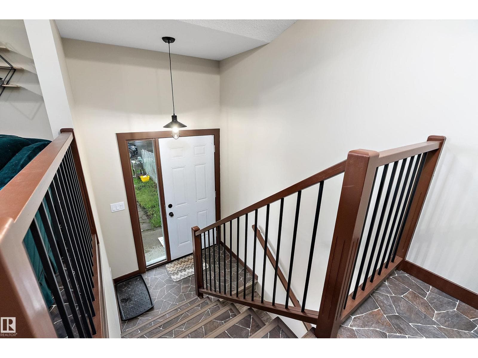 5210 55 AV — photo 2
