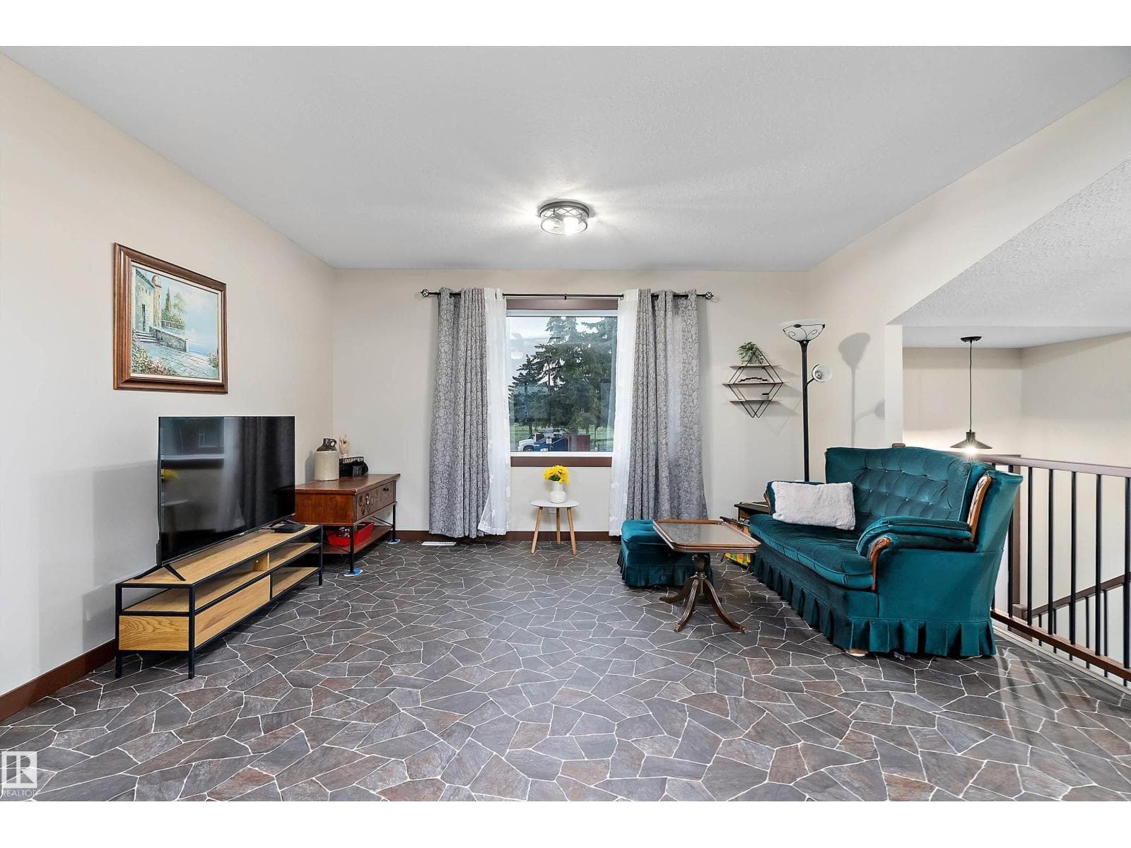 5210 55 AV — photo 3
