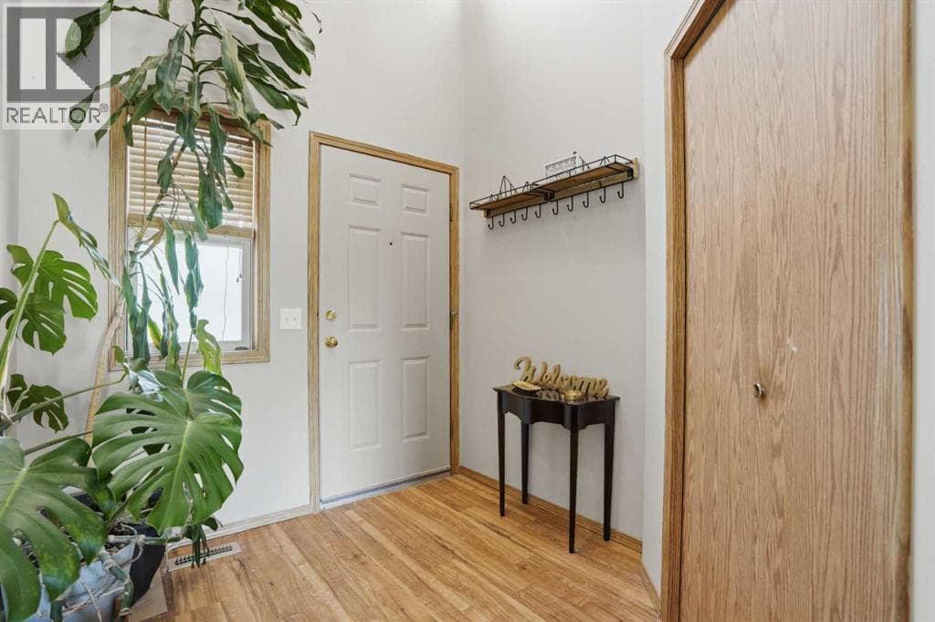 11 Somerglen Place SW — photo 2
