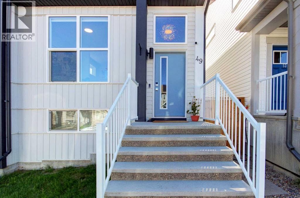 49 Heirloom Crescent SE — photo 3