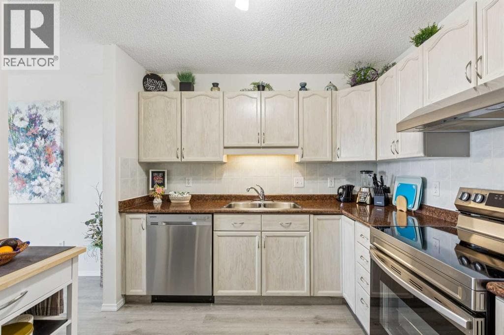 2301, 2000 Sienna Park Green SW — photo 3
