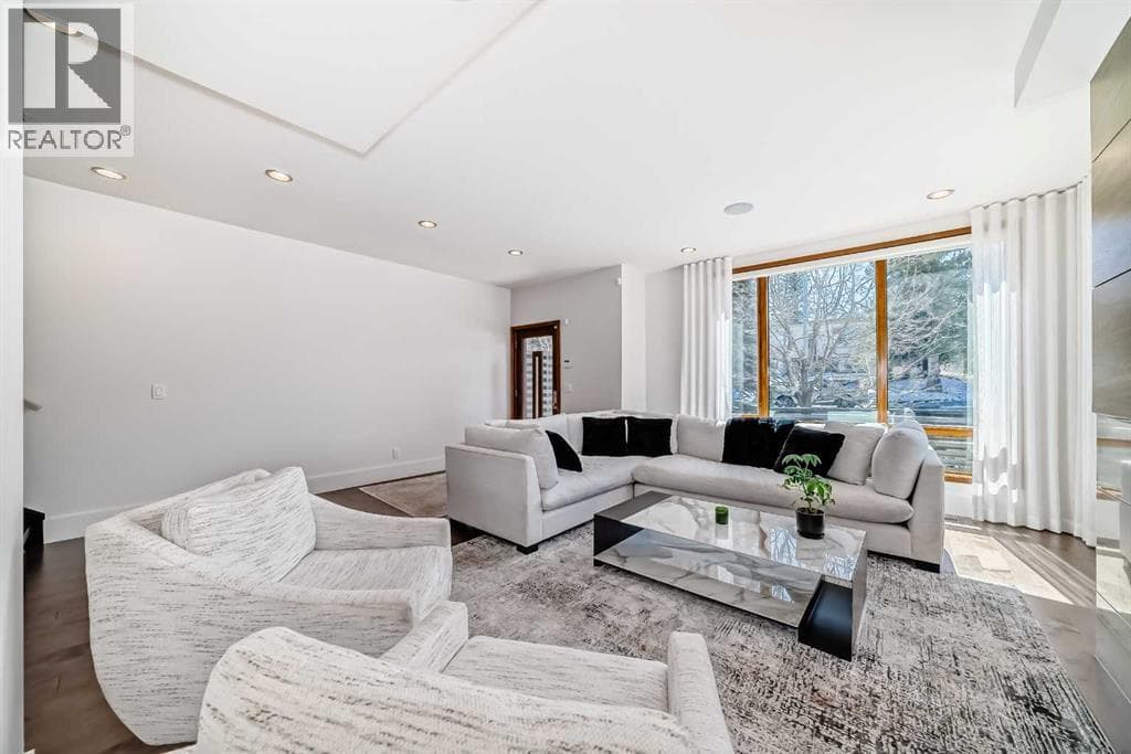 2142 28 Avenue SW — photo 3
