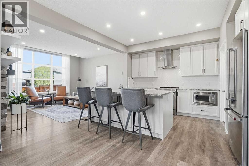 393 Masters Avenue SE — photo 2