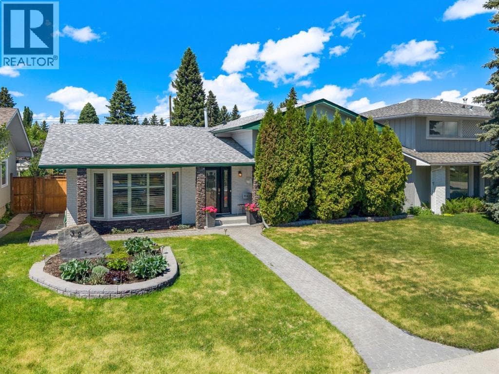 32 Lake Crimson Close SE — photo 2