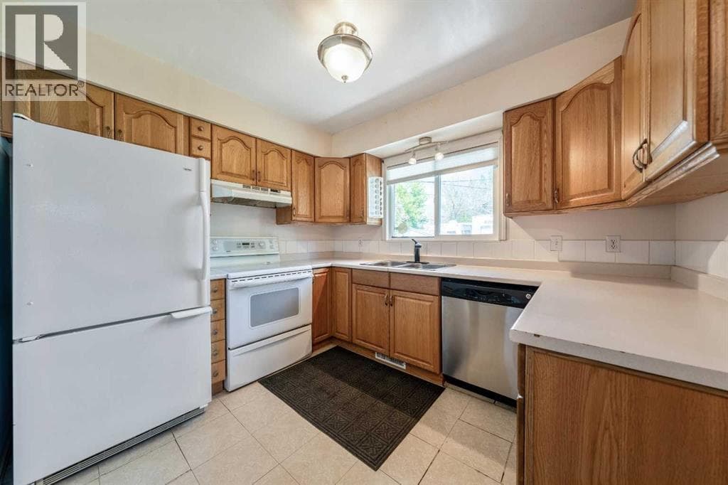 1032 89 Avenue SW photo 8