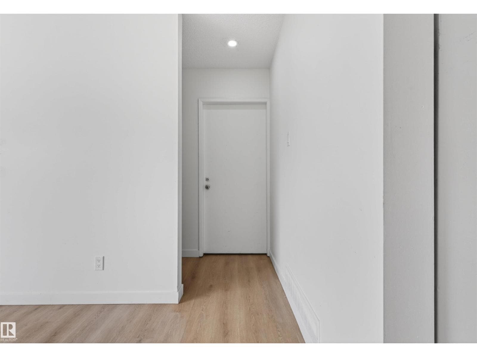 7304/7306 78 AV NW — photo 4