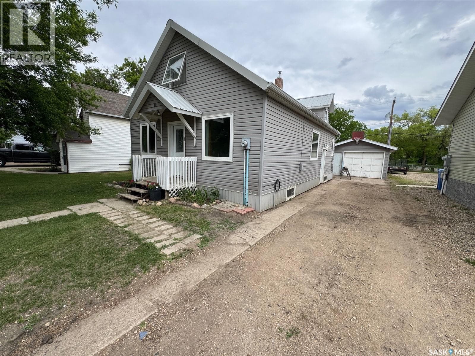 212 Crawford AVENUE W — photo 2