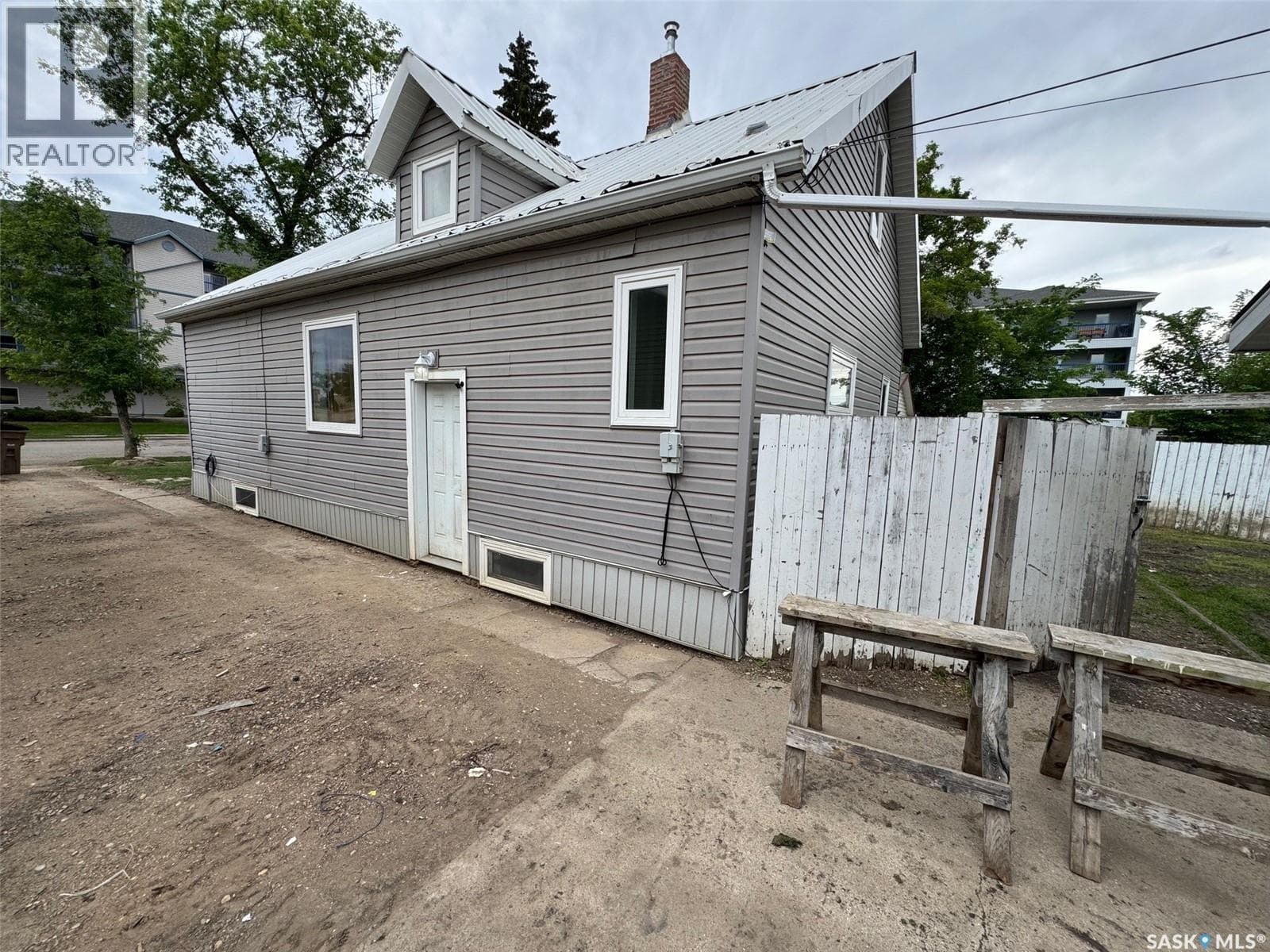 212 Crawford AVENUE W — photo 3