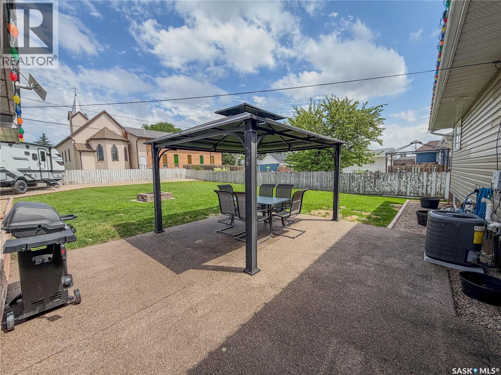210 Wells AVENUE E — photo 2