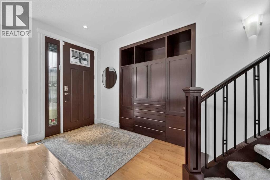 1924 48 Avenue SW — photo 2