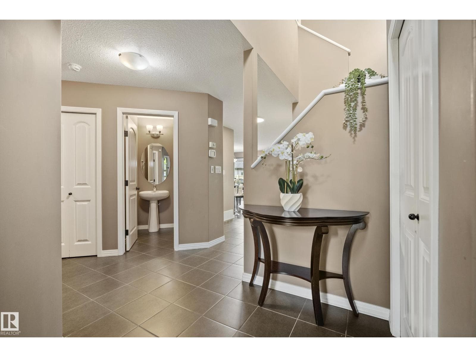 6715 19 AV SW — photo 2