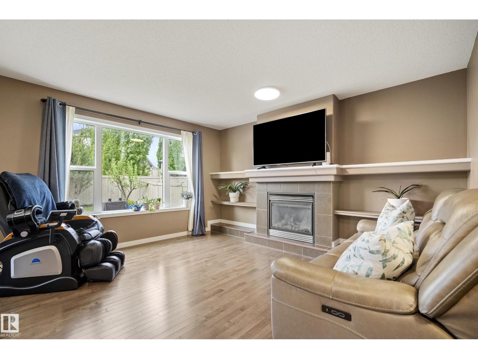 6715 19 AV SW — photo 4