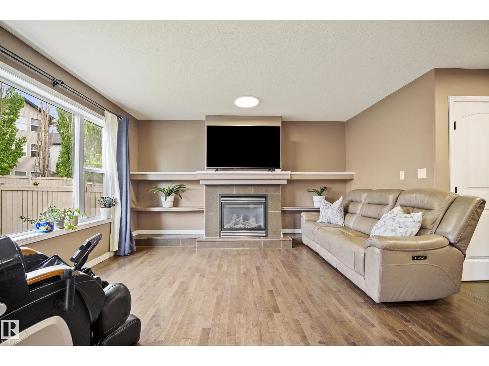 6715 19 AV SW — photo 5