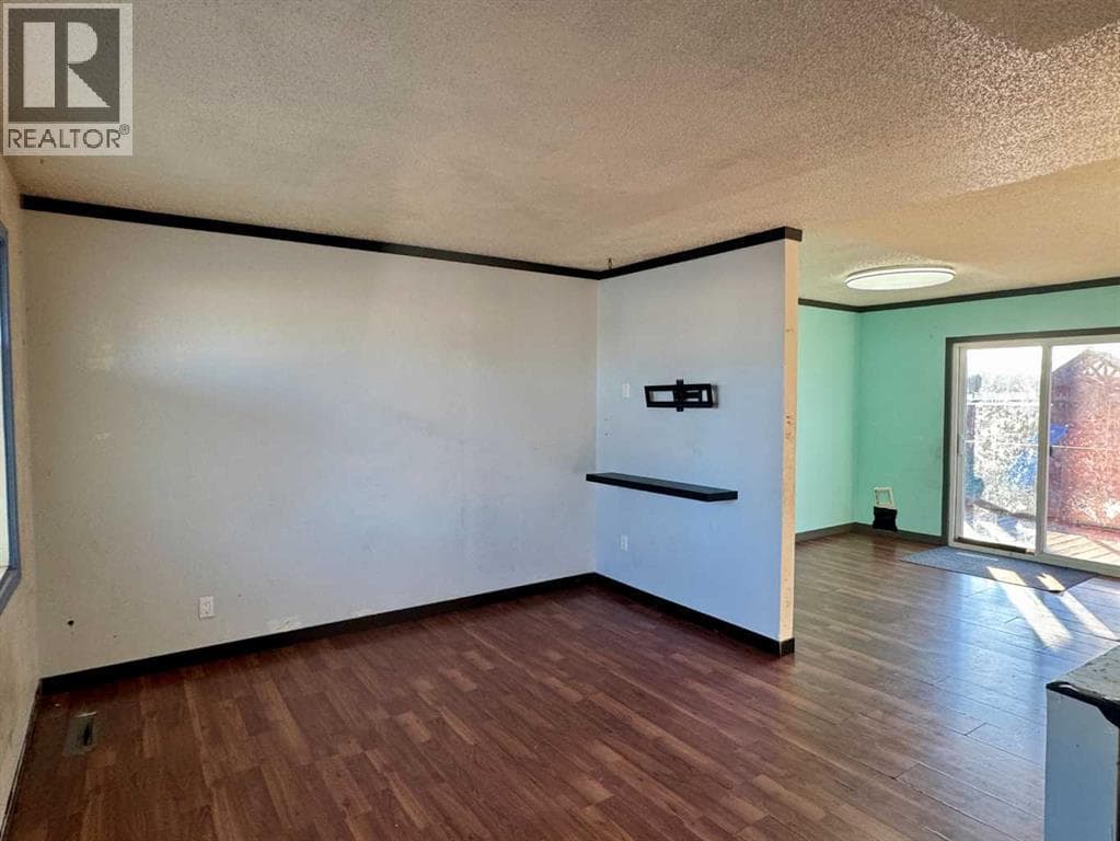 5004 35 Avenue — photo 3