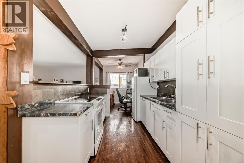 724D Raynard Crescent SE — photo 3