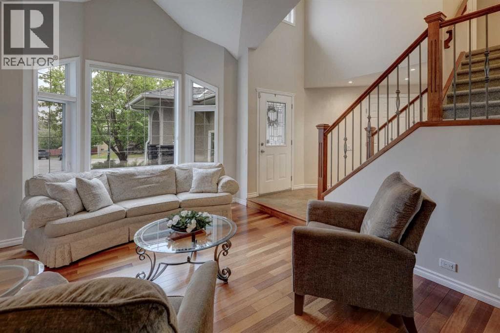 174 Mt Robson Close SE — photo 4