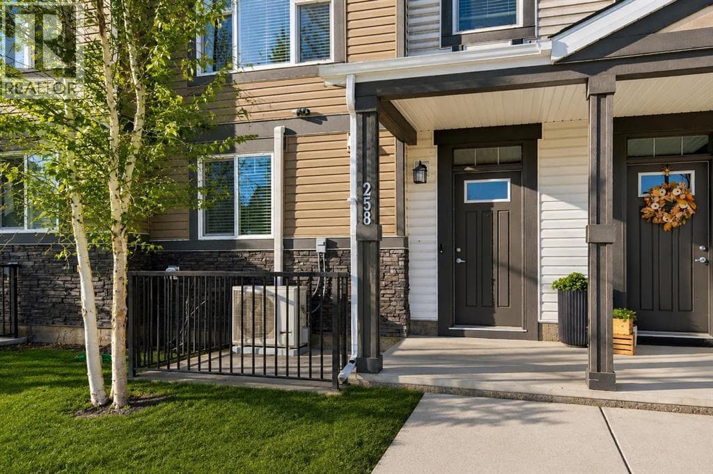 258 New Brighton Walk SE — photo 2