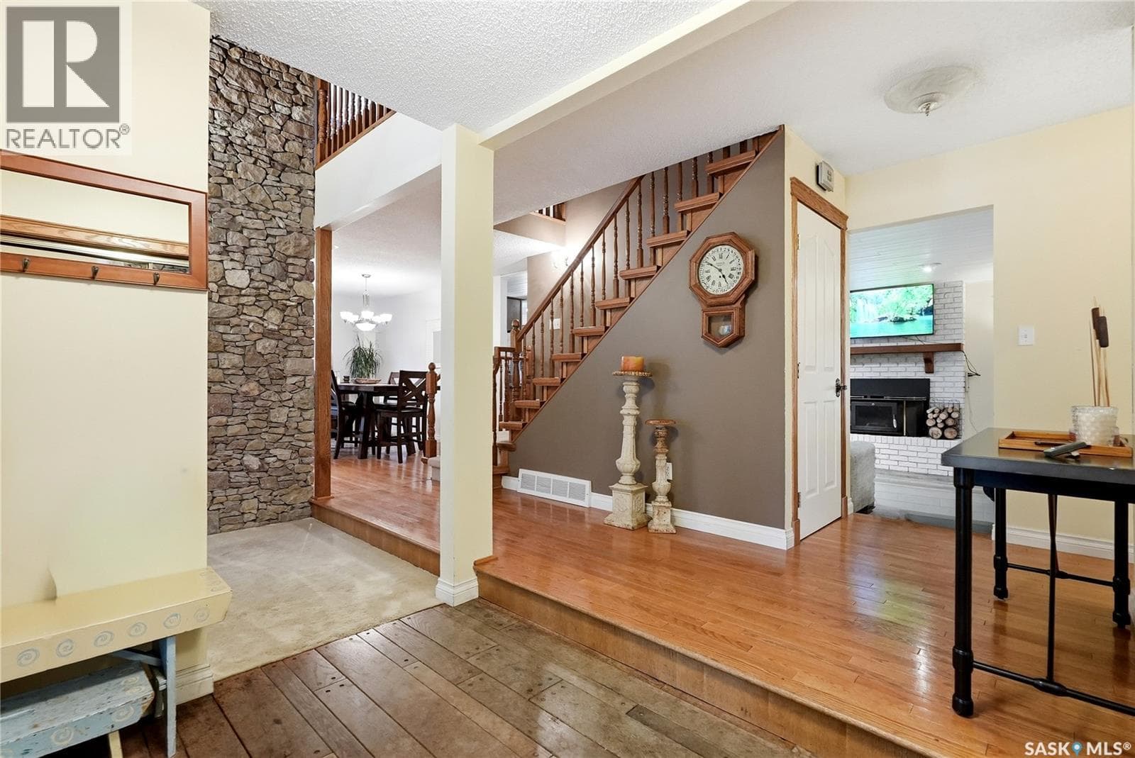 206 Willoughby CRESCENT — photo 4