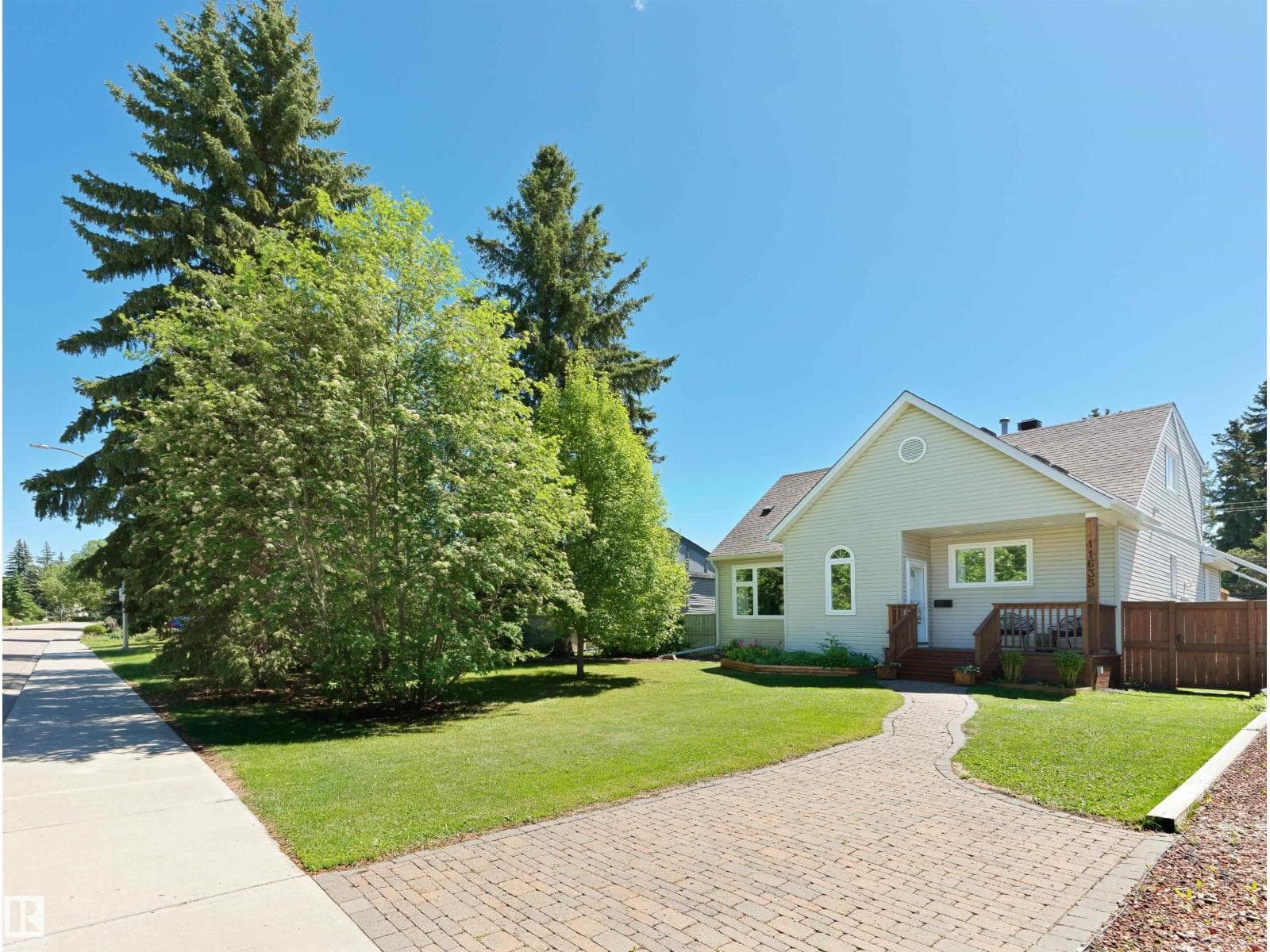 11635 72 AV NW