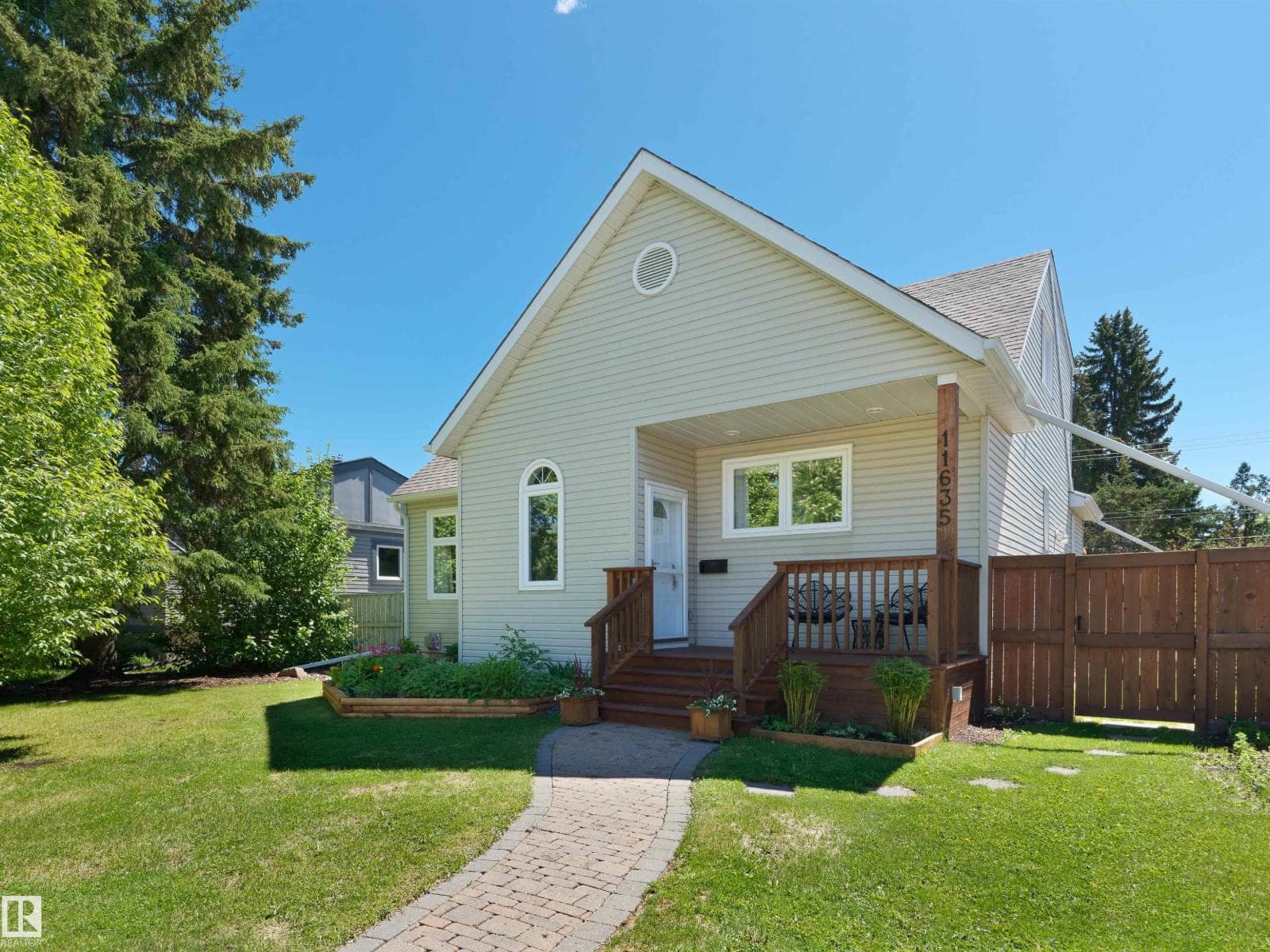 11635 72 AV NW — photo 2